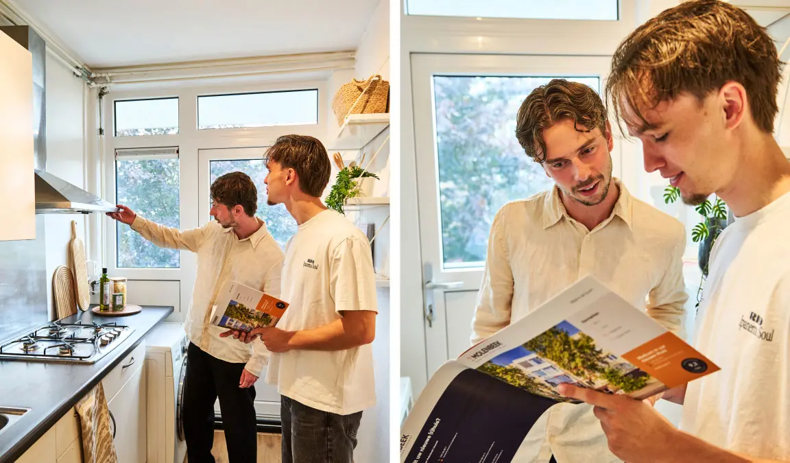 Een tweeluik waarin links Tom en Sander bij een bezichtiging de afzuigkap bekijken, en rechts bekijken ze samen de brochure van een huis.