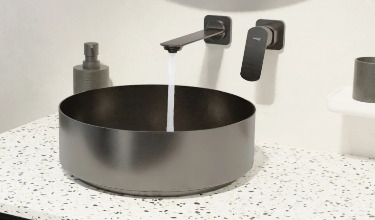 Wasbekken met kranen en accesoires in GunMetal-stijl.