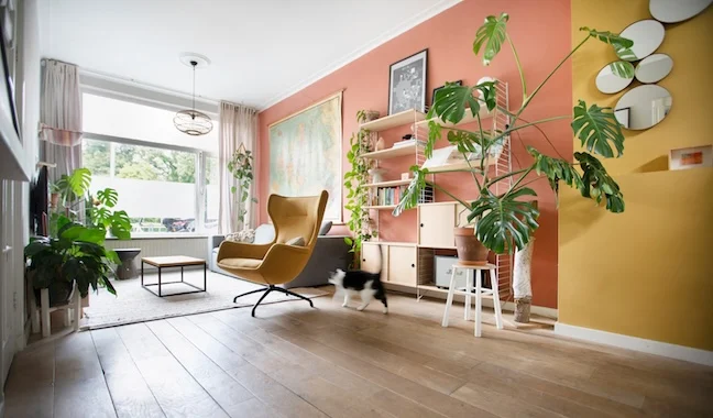 De kleurige huiskamer van Ruby en Wiemer in de Utrechtse wijk Lombok.