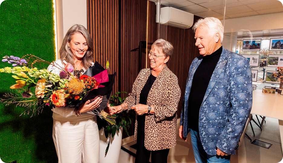 Bos bloemen voor makelaar Anneke, namens Lucie en Harm