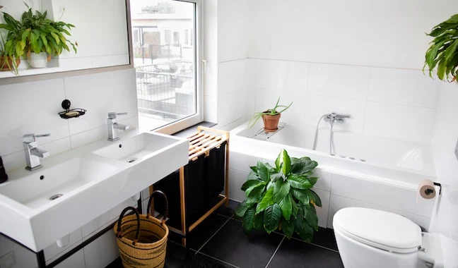 De ruime badkamer vam Ruby en Wiemer.