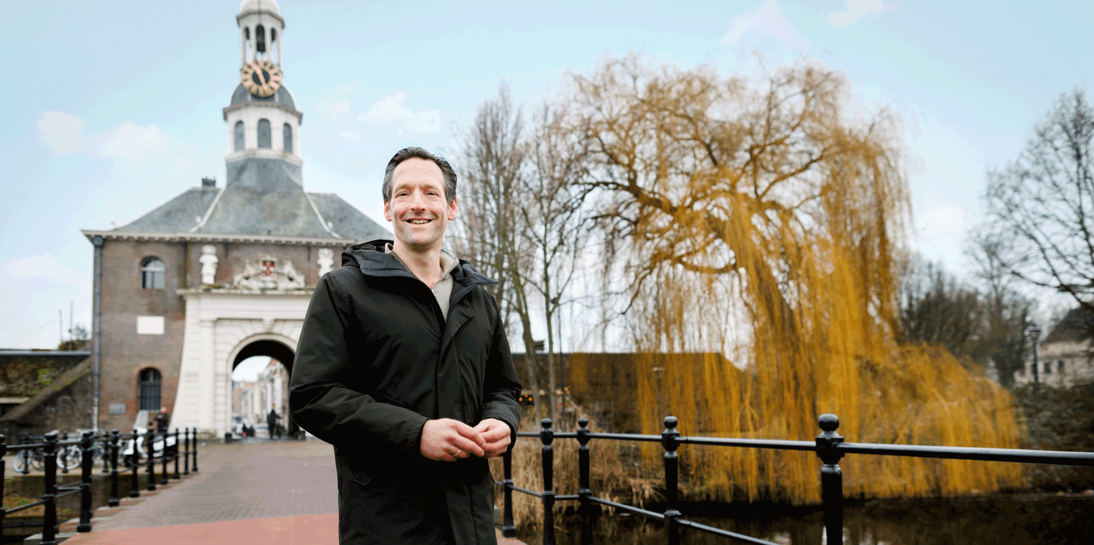 Makelaar Rick Rijnbeek van Hypodomus Leiden voor de Zijlpoort in Leiden.