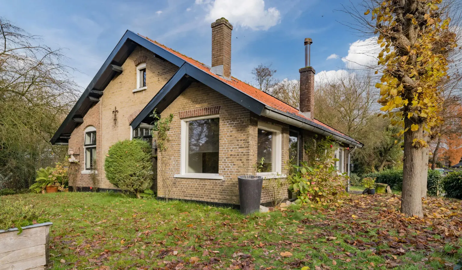 Het voormalige spoorwachtershuis in Leusden aan de buitenkant.