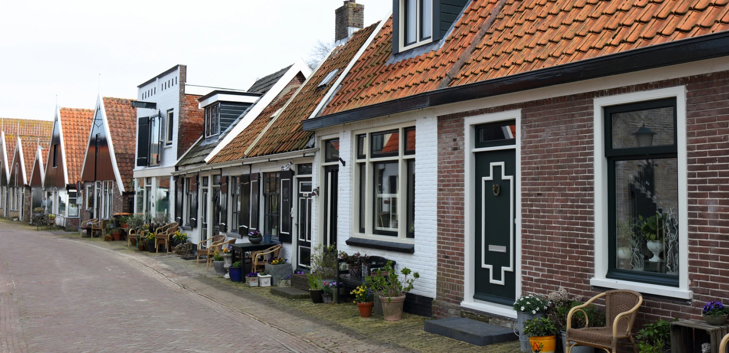 Een straatje met verschillende gevels van Oud-Hollandse huizen.