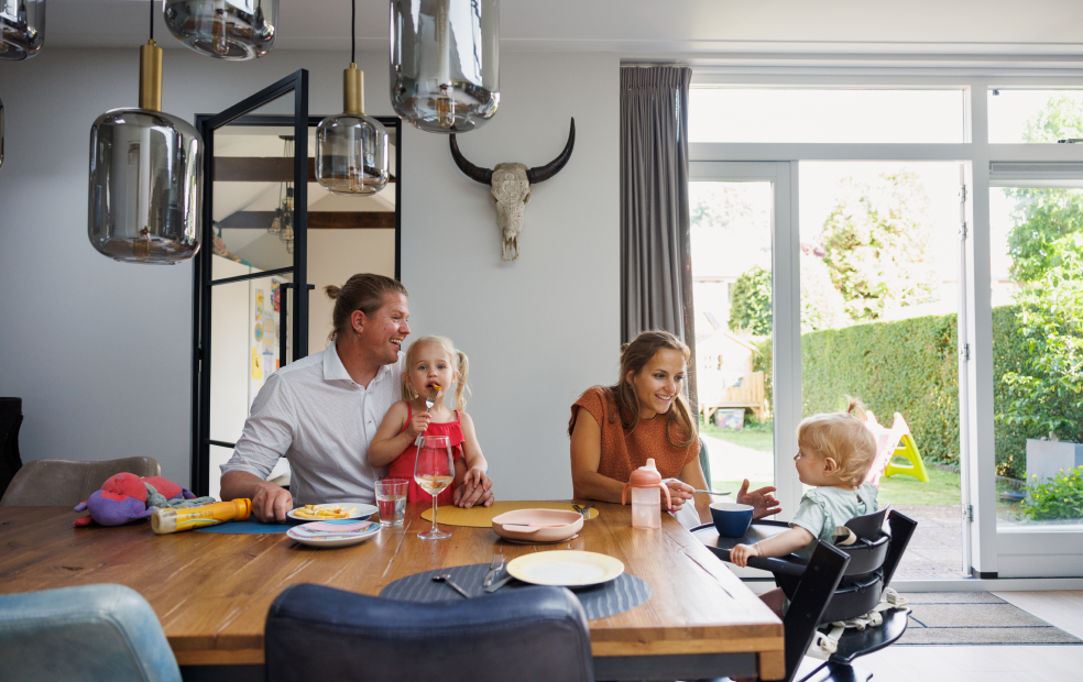Rob en Imke eten met hun twee kleine dochters aan de eettafel.