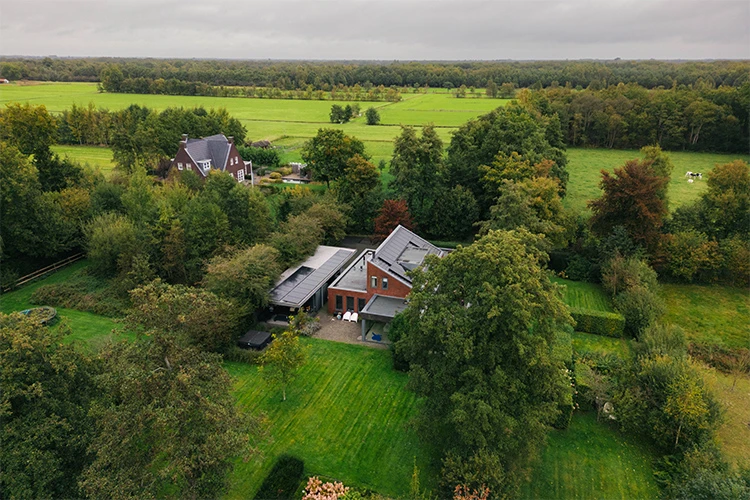 Dronebeeld van een huis in Heerenveen: verhuizen of blijven?