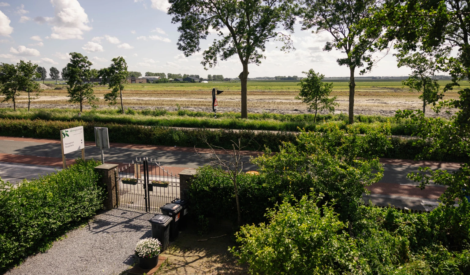 Lisa en Pascal hebben een prachtig weids uitzicht over de landerijen van Boesingheliede.