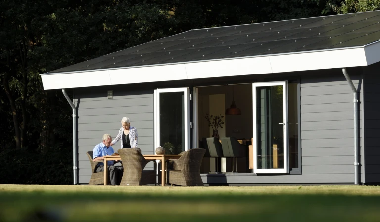 Ouder echtpaar buiten voor mantelzorgwoning