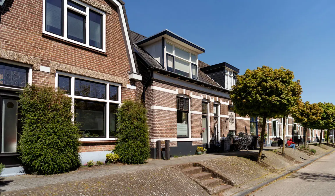 Typische wat kleinere arbeiderswoningen in de omgeving van Boxbergerweg in de Deventerse wijk Voorstad.