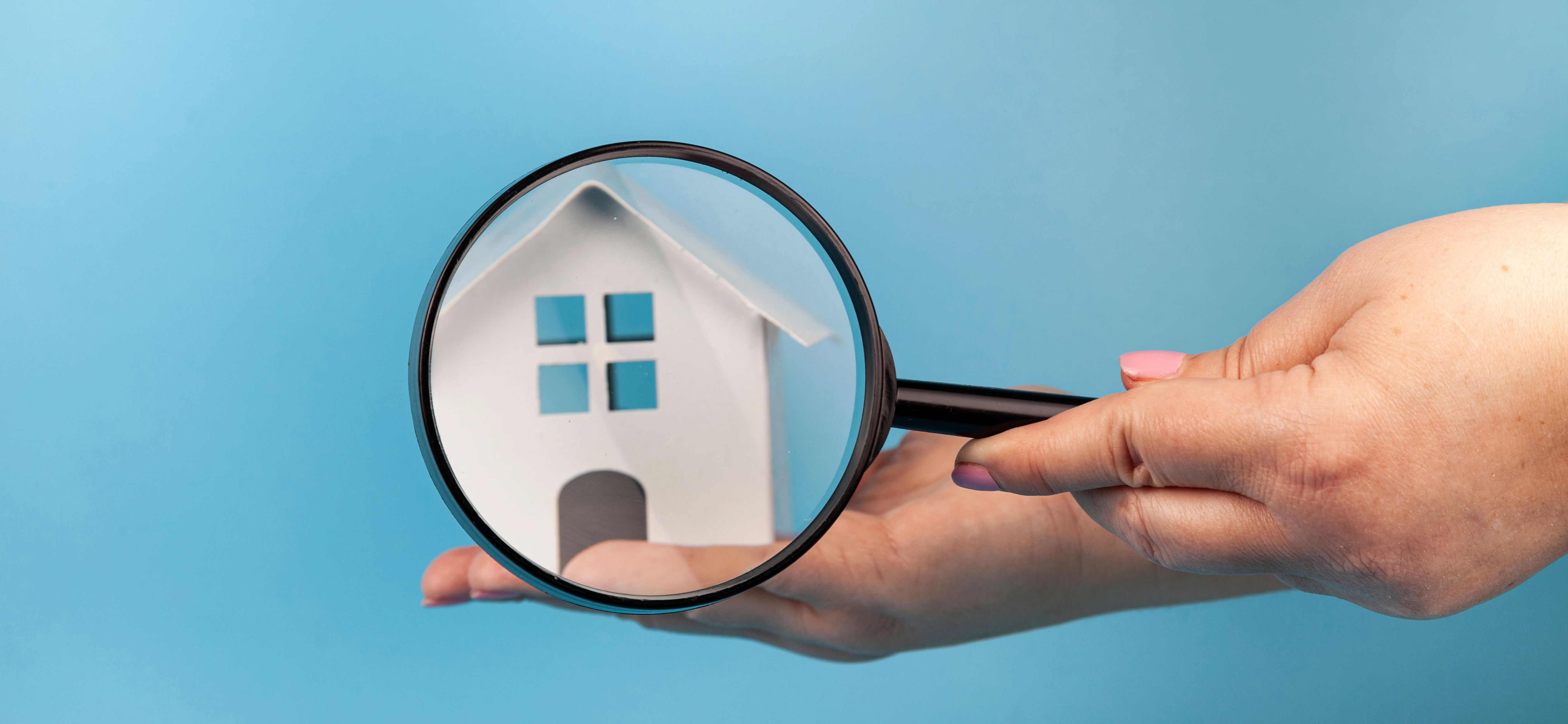 Tijdens de eindinspectie controleer je samen met de verkoper en verkoopmakelaar of het huis, en alles wat daar volgens afspraak in achterblijft, wordt opgeleverd zoals is afgesproken. Je checkt of alles nog in dezelfde staat is als tijdens de bezichtiging. Is er na het tekenen van de koopovereenkomst iets stukgegaan? Nu is het moment om daar met de verkoper afspraken over te maken. Heb je een aankoopmakelaar, dan zal die je bij de eindinspectie hierover adviseren.