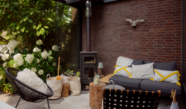 De aangebouwde veranda met openhaard in Alphen aan den Rijn.