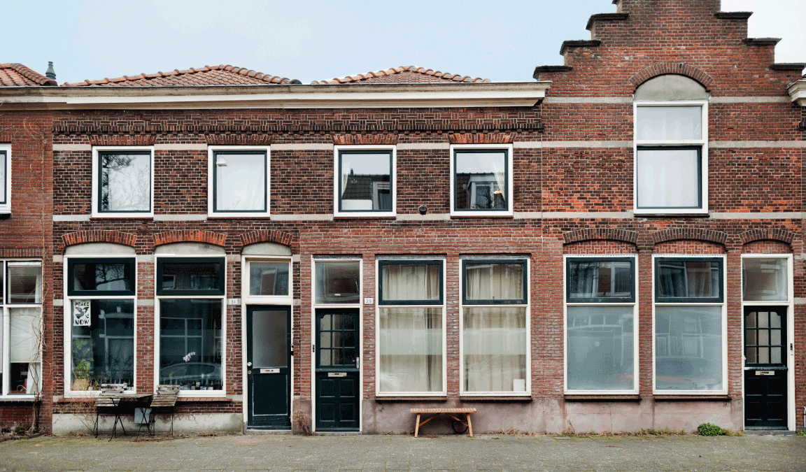 Karakteristiek rijtje huizen van rond 1900 in de Leidse wijk De Kooi.