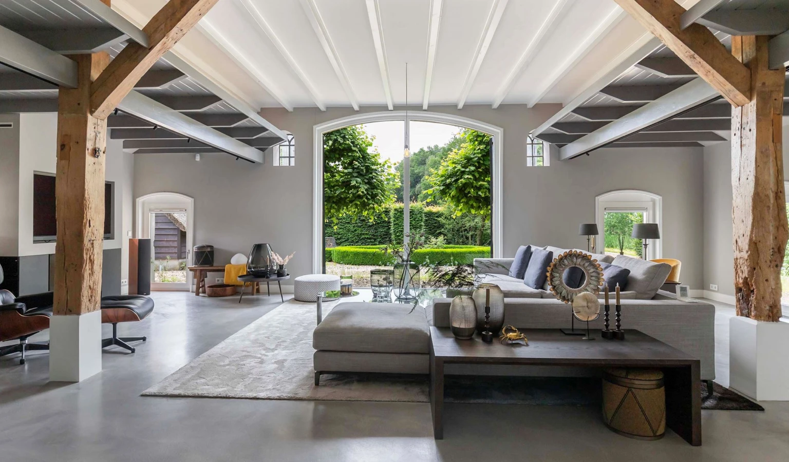 Een strakke gietvloer in een woonboerderij