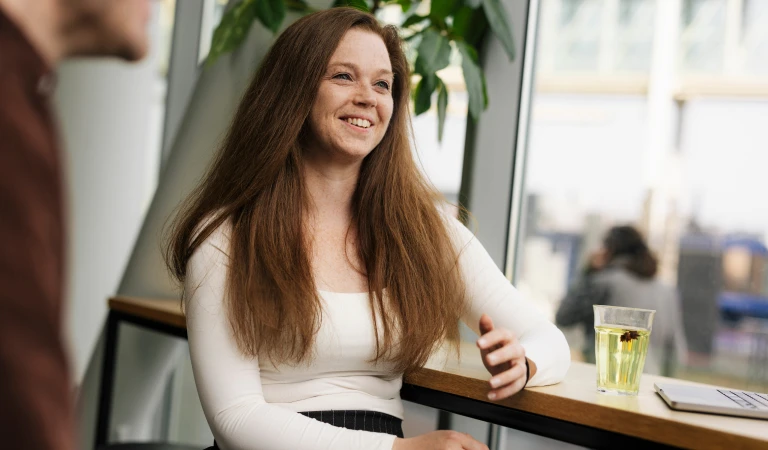 Strateeg Marloes in gesprek met Strategy Lead Ludo. 