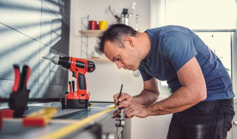 Keukeninstallateur is bezig met inmeten keuken