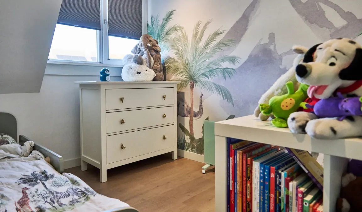 De slaapkamer van haar zoontje in de tussenwoning van Lieke in Helmond.