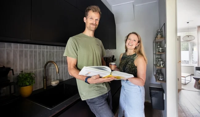 Ruby en Wiemer in hun vernieuwde keuken.