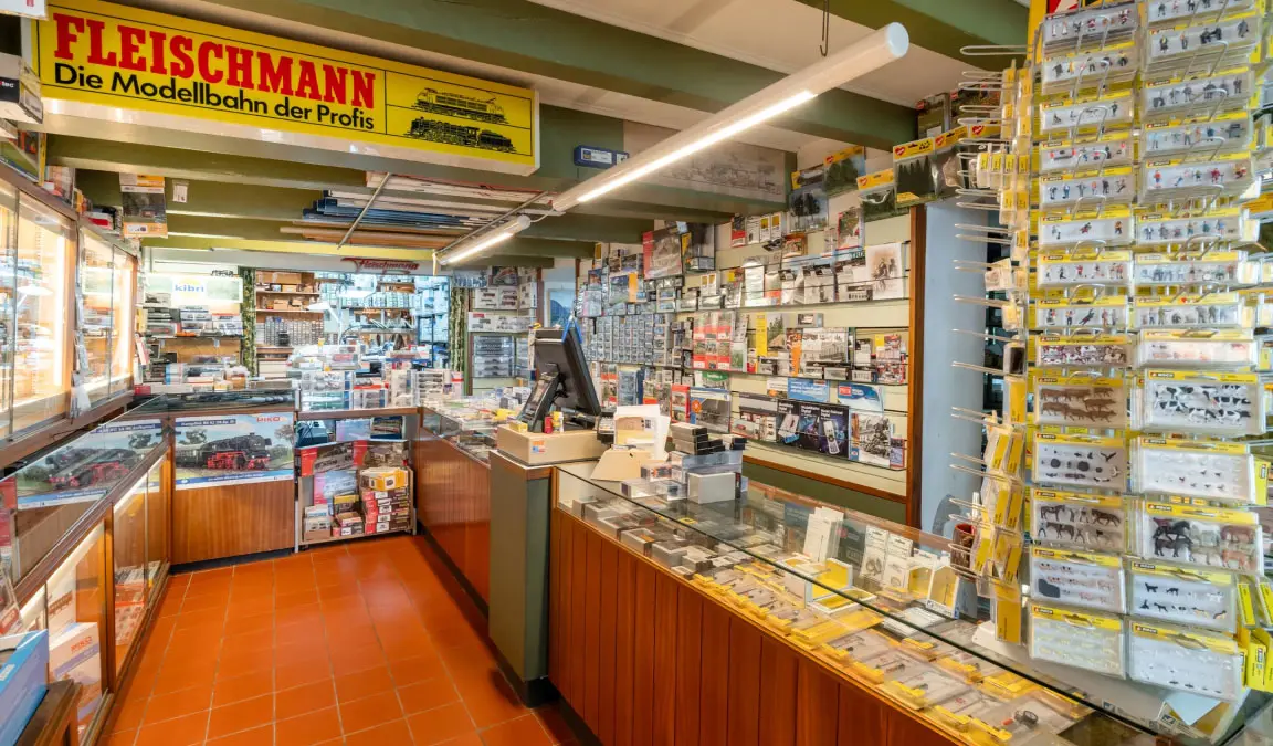 Interieur van de voormalige modelspoortreinenwinkel.
