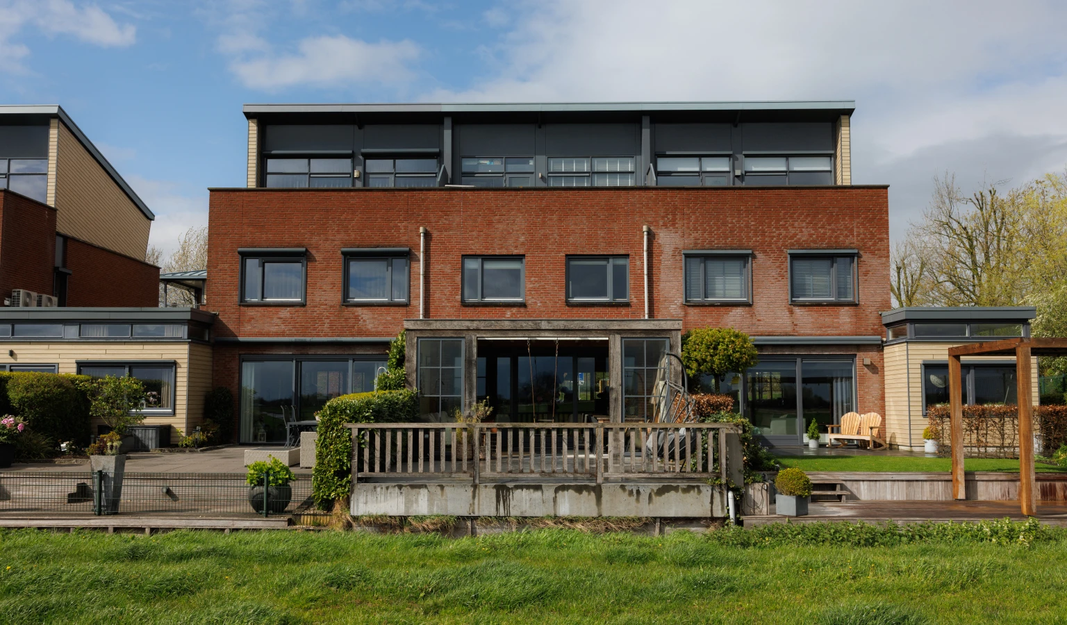 Aan de achterzijde van het huis hebben Hester en Taco een veranda aangebouwd.