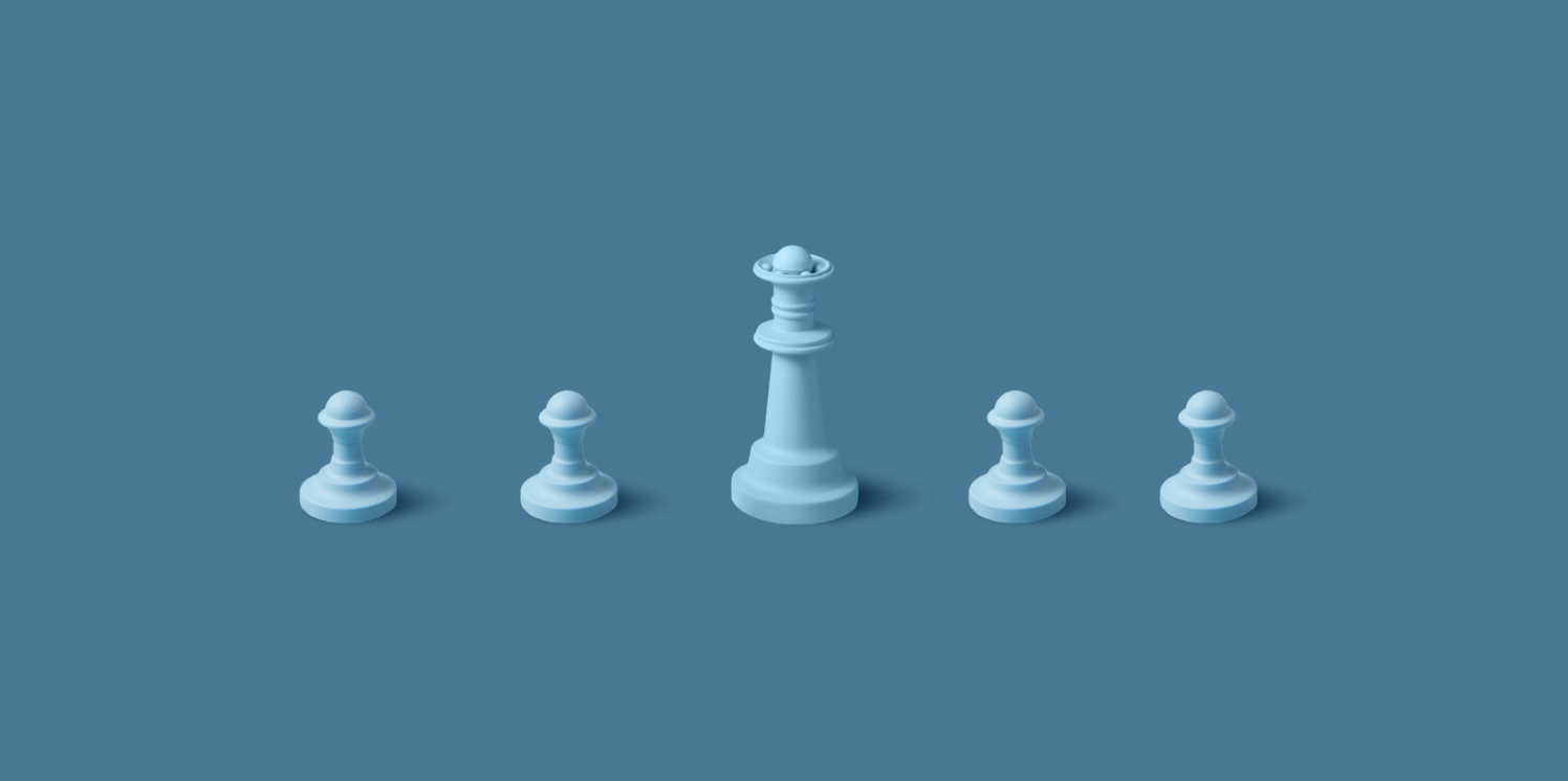 Vier pionnen met in het midden een koningin op een rij.