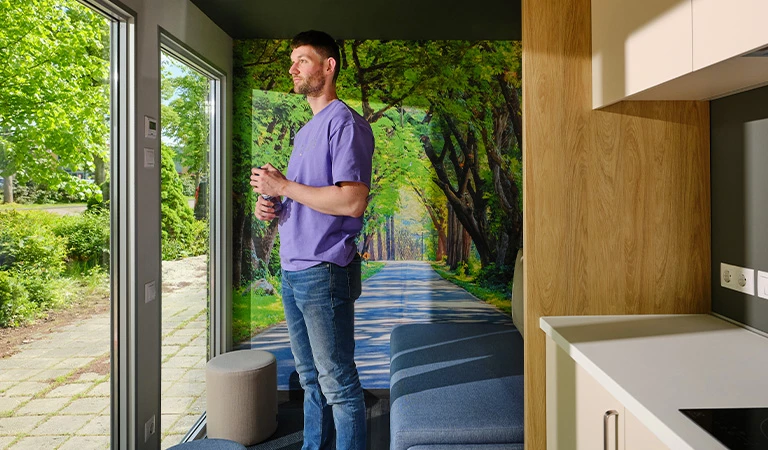 Max hoopt binnenkort zijn tiny house te kunnen ruilen tegen iets wat waardevol genoeg is om zijn studieschuld mee af te lossen.