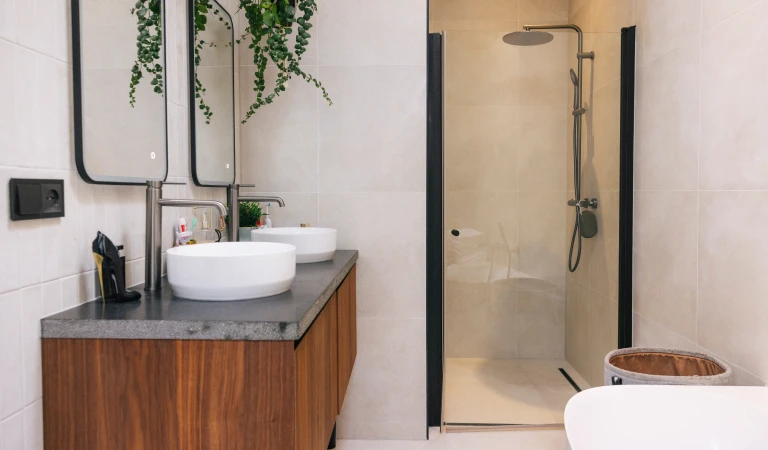 De badkamer: modern en rustig.