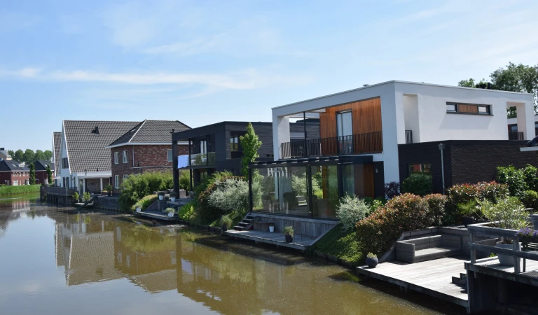 Verschillende huizen aan het water in Almere.