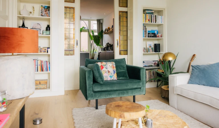 De woonkamer met en-suitedeuren.