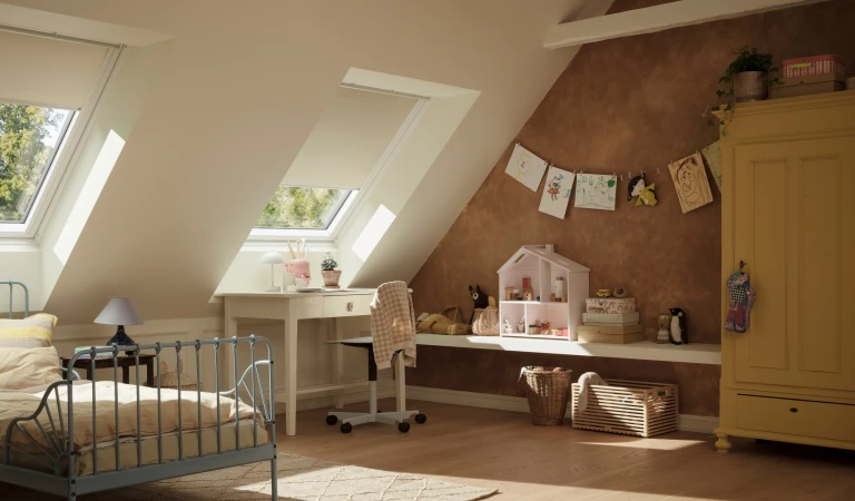 Een ilchte kinderkamer met twee grote Velux-ramen.