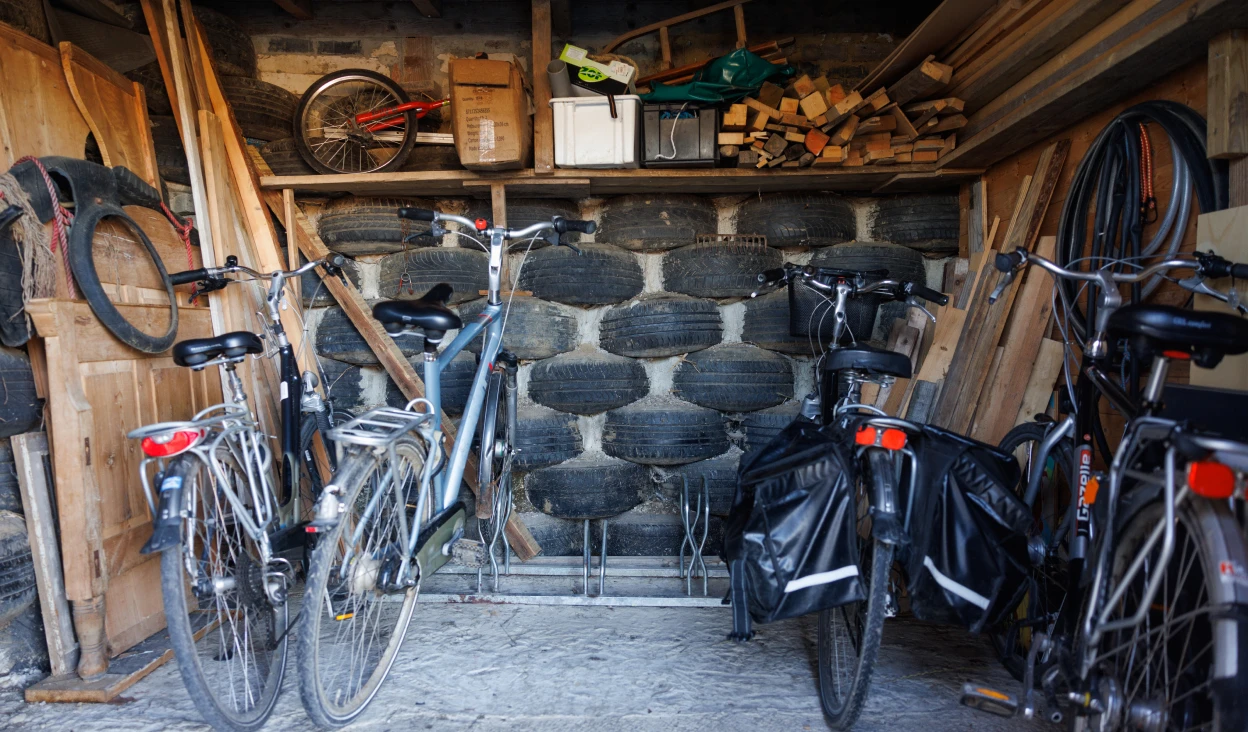 <center><i>Boven: overzicht aardehuiswoningen </br> Onder: muren gemaakt van oude banden</i></center>