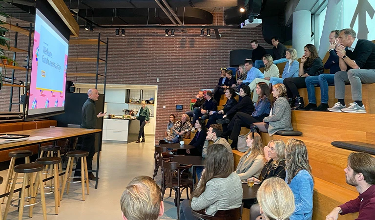 <center><i>CEO Joost Dop heet alle aanwezigen welkom</i></center>