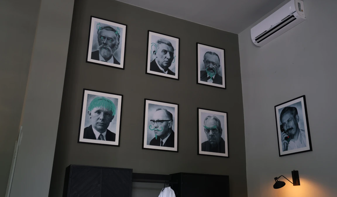 De portretten van voormalige schoolhoofden die met opzet een beetje zijn beklad in de suite The Principal van hotel Oldskool in Winterswijk.