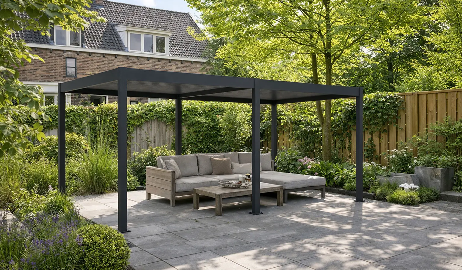 Een overkapte, knusse zithoek achterin een tuin op een betegeld stuk. 