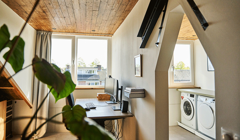 De geïsoleerde zolder en nieuwe dakkapel van de twee-onder-een-kapwoning van Maarten en Femke.