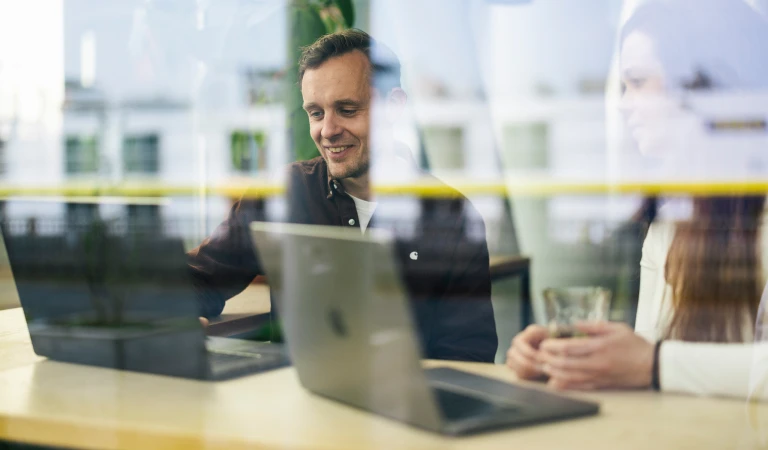 Ludo en Marloes van Team Strategy samen achter hun laptops.