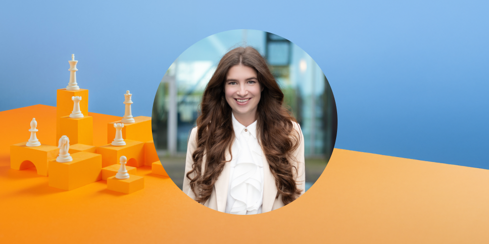 Accountmanager Denise van Beek tegen een blauw-gele achtergrond.