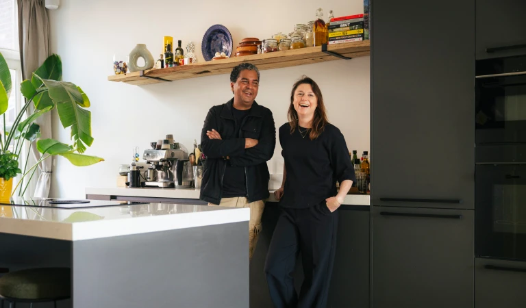 Bjorn en Annelot in hun nieuwe keuken.
