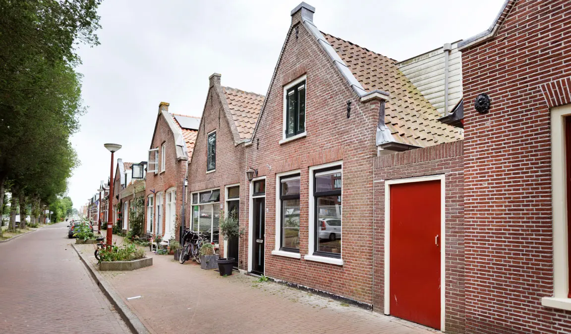 Rijtje karakteristieke puntdakhuizen in de Alkmaarse wijk Overdie.