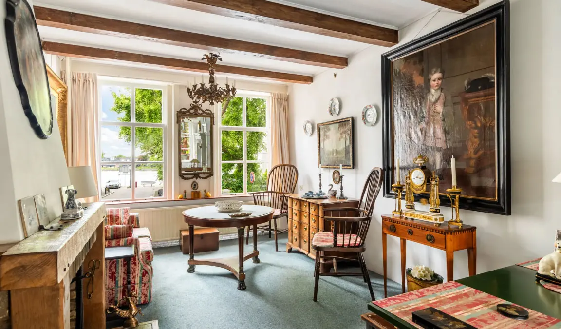 De woonkamer van het familiehuis die er nog net zo uitziet als vroeger.