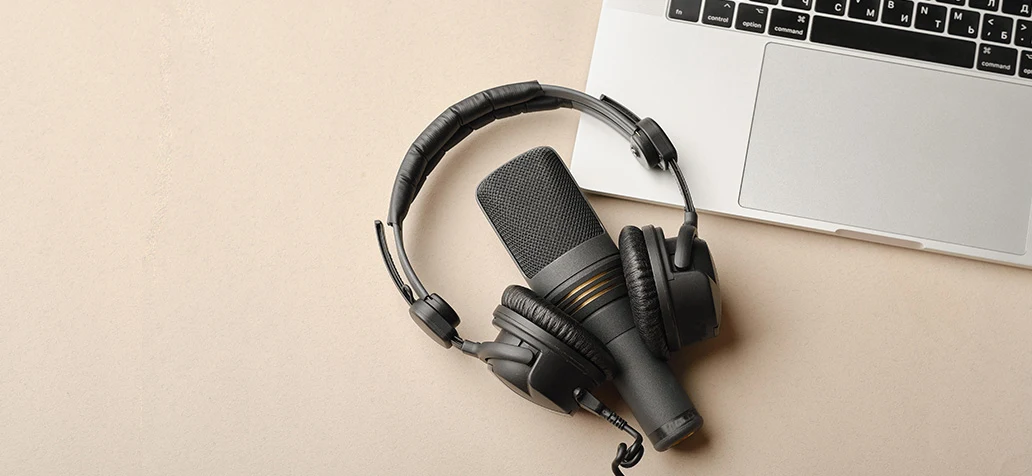 Podcasts zijn populair en steeds vaker beginnen makelaars zelf een te maken. ‘In verkoopgesprekken verwijs ik naar onze podcast.’