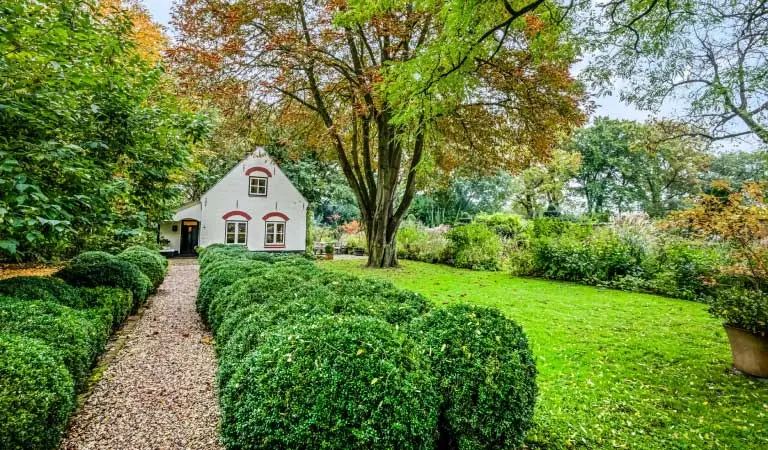 Mooi wit huisje in Renswoude met een grote tuin en grindpad. 
