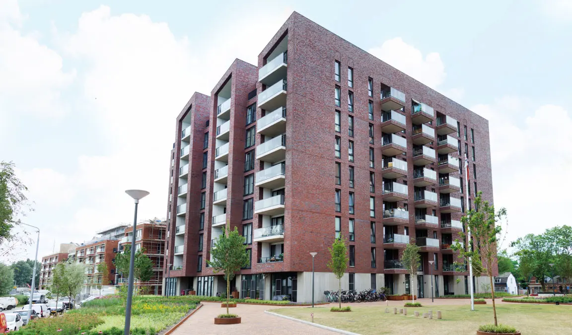 Nieuwbouw flatgebouw in baksteenstijl in de Alkmaarse wijk Oudorp.