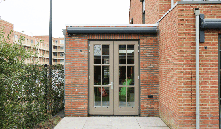 Voorbeeld van een prefab gefabriceerde aanbouw die aan de zijkant van een huis is geplaatst.