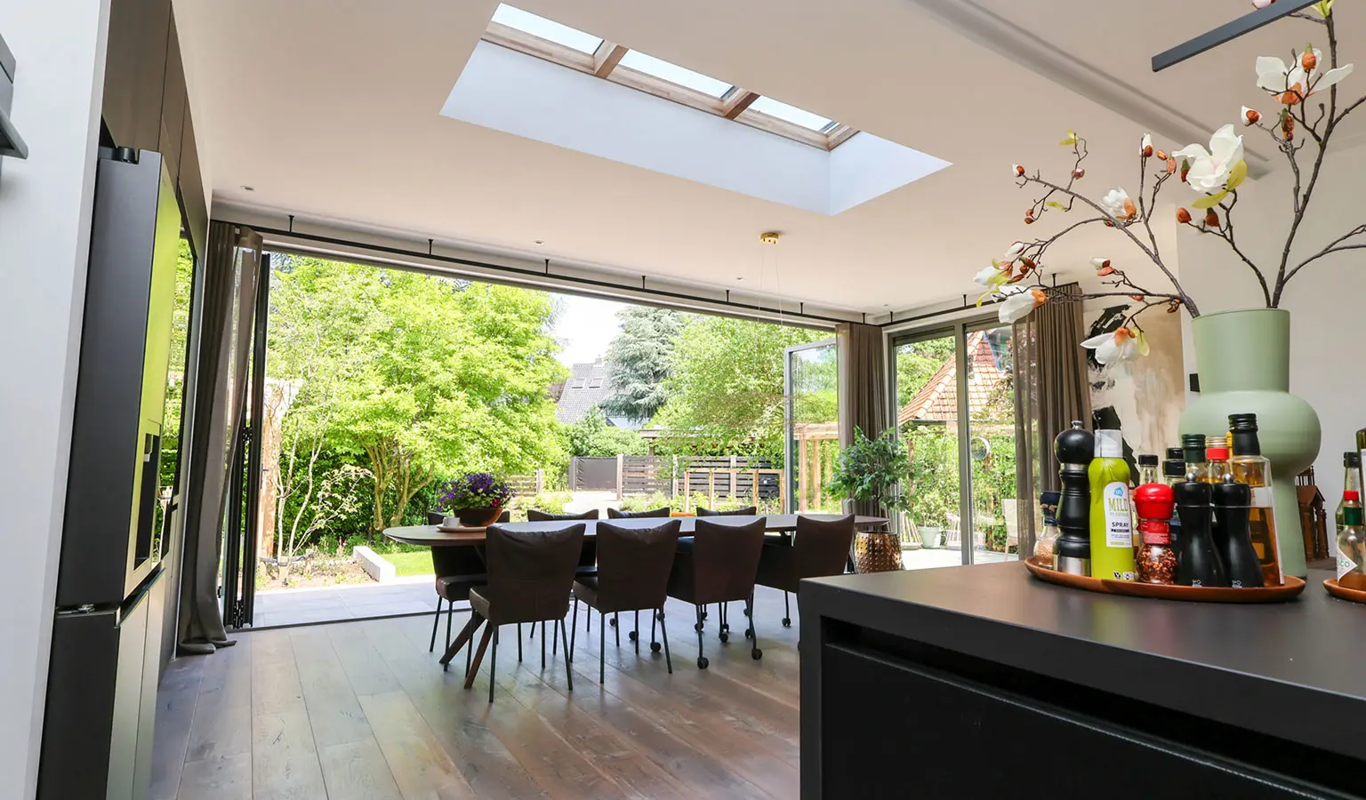 Voorbeeld van een uitgebouwde eetkamer met een lichtkoepel en prefab uitbouw.