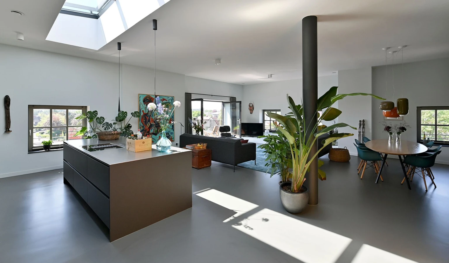 Warmgrijze gietvloer in een lichte loftwoning