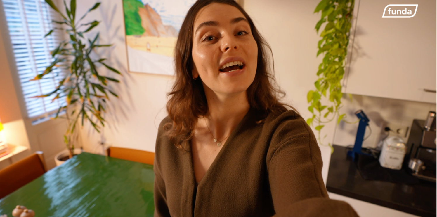 Vlogger Roxanne in een huiskamer.
