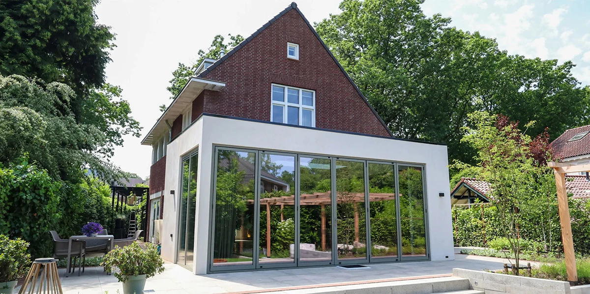 Voorbeeld van een prefab aanbouw aan de achterzijde van een huis.
