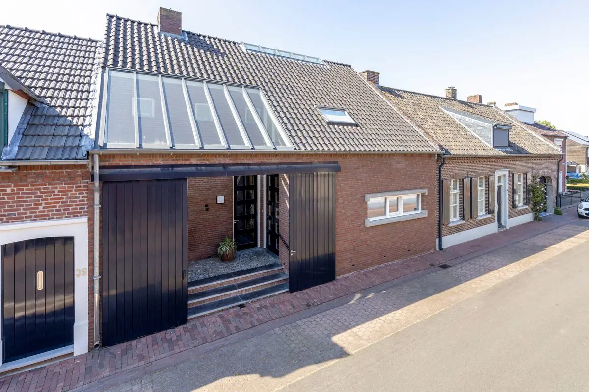 Aangeboden op funda: <L CODE="C41">deze onder architectuur gebouwde woning in Neerritter</L> met grote houten schuifdeur aan de voorzijde.