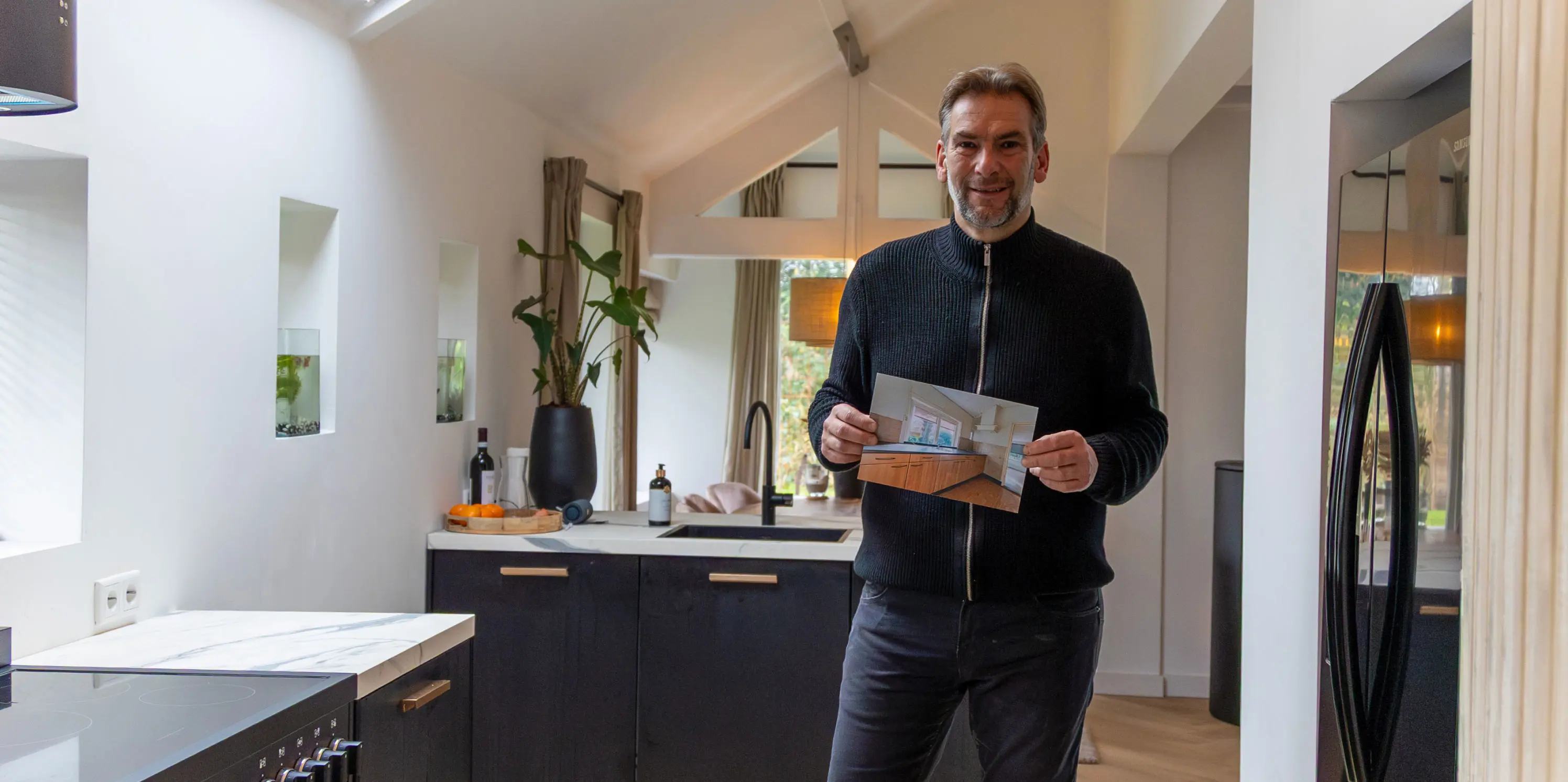 Klusser Paul Verhoef in zijn opgeknapte spoorwachtershuis in Leusden.