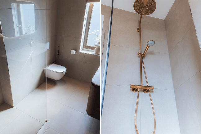 Linkerbeeld: glazen douchewand in badkamer op voorgrond, wit zwevend toilet op achtergrond. Zandkleurige tegels. Rechterbeeld: messingkleurige regendouche met handdouche tegen zandkleurige tegels.